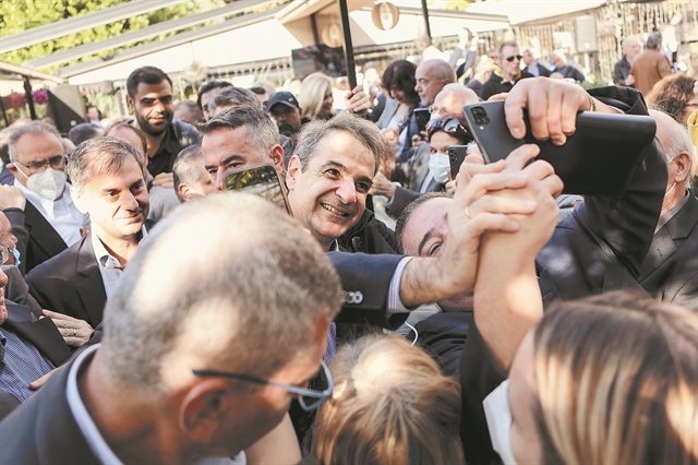 Κουραμπιέδες και τσουρέκια