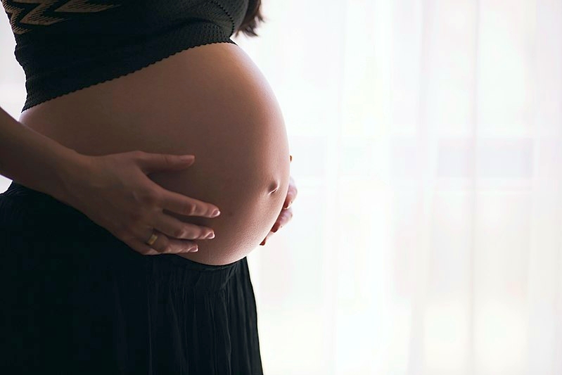 Νομοσχέδιο απαγορεύει την παρένθετη μητρότητα για ξένους
