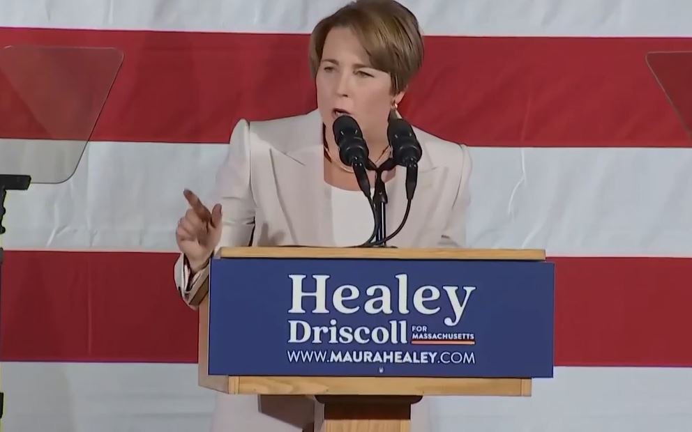 Η Μόρα Χίλι πρώτη ομοφυλόφιλη κυβερνήτρια που εκλέγεται στη χώρα