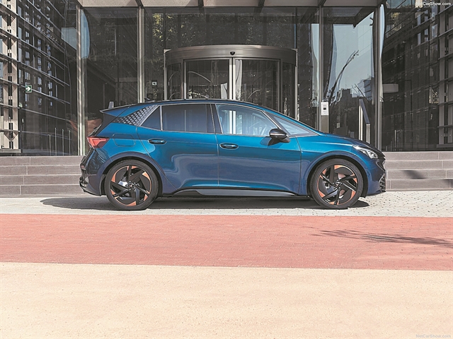 Mε το βλέμμα στην πρίζα