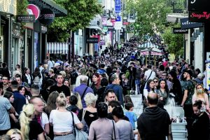 Υποχωρεί η ανησυχία για εργασία, αγκάθι η ακρίβεια