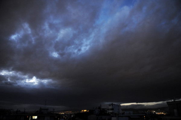 Κακοκαιρία «Eva»: Μέτωπο καταιγίδων μήκους 900 χιλιομέτρων πλησιάζει τη Δυτική Ελλάδα