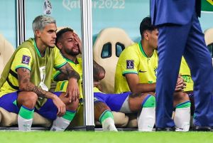 Σε… αναμμένα κάρβουνα στην Βραζιλία – Αποχώρησε με ενοχλήσεις ο Νεϊμάρ