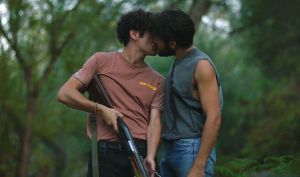 Maestro: Αποθέωση στο Twitter για το τηλε-γκέι φιλί του Χριστόφορου Παπακαλιάτη