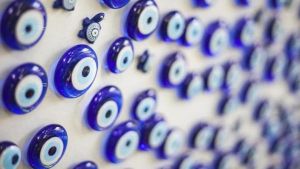 Τουλάχιστον ένα δισ. άνθρωποι πιστεύουν ακόμη στη μαγεία, στις κατάρες και στο «κακό μάτι»