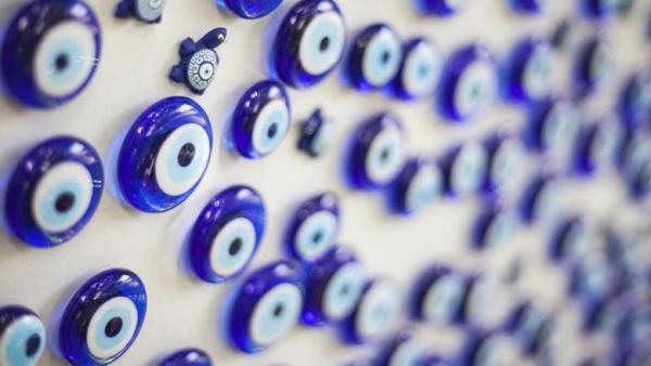 Τουλάχιστον ένα δισ. άνθρωποι πιστεύουν ακόμη στη μαγεία, στις κατάρες και στο «κακό μάτι»