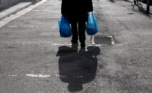 Ακρίβεια: Οι Ευρωπαίοι στο χείλος του γκρεμού – Πιο δύσκολα για τους Έλληνες