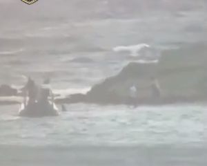 Εύβοια: Αυξάνεται δραματικά ο αριθμός των νεκρών από το ναυάγιο – Νέο βίντεο με μετανάστες να πέφτουν στη θάλασσα