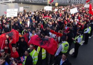 Βρετανία: Πώς η φτώχεια και οι ψεύτικες υποσχέσεις παρασύρουν τους Αλβανούς στο Ηνωμένο Βασίλειο