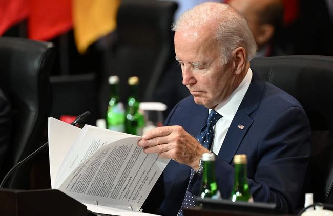 Τζο Μπάιντεν: Τον έπιασαν πάλι με «σκονάκι» – Του έγραφαν πότε να καθίσει, να μιλήσει και να ποζάρει στο φακό