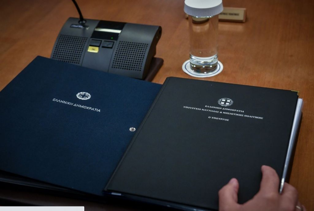 Στροφή από Μητσοτάκη στο «χαρτί» των μεταρρυθμίσεων