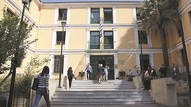 Ψάχνοντας απεγνωσμένα για μια δικαστική αίθουσα