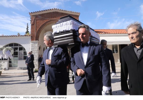 «Ξέχασαν» τη Μίνα Αδαμάκη – Ελάχιστοι ηθοποιοί στην κηδεία της