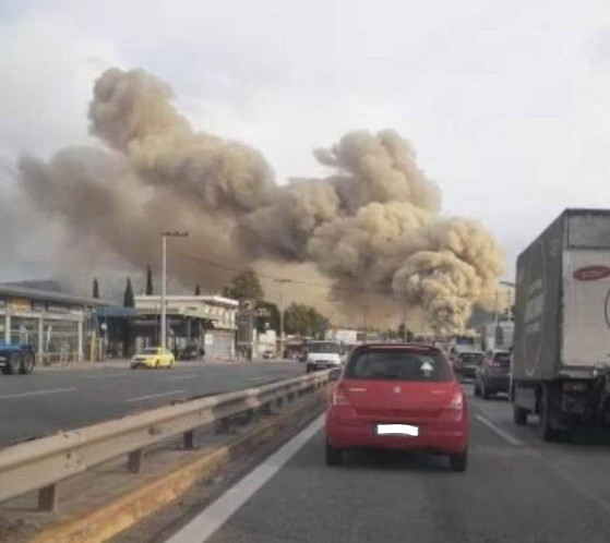 Ασπρόπυργος: Έσβησε η φωτιά στην επιχείρηση με χημικά και υλικά ανακύκλωσης
