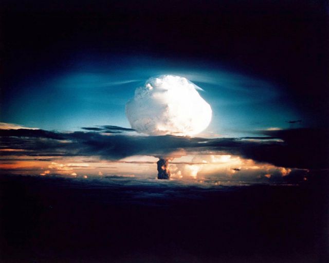 Με παγκόσμιο πυρηνικό πόλεμο απειλεί ο Μεντβέντεφ