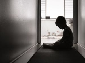 Πετράλωνα: «Ο πατέρας έκανε πάρτι και κακοποιούσαν το παιδί του»