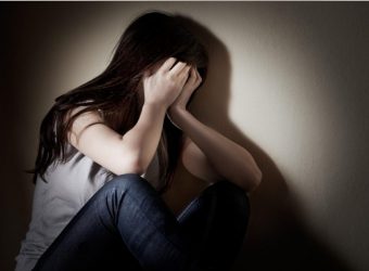 Προφυλακίστηκε 70χρονος για ενδοοικογενειακή βία – Η 30χρονη γυναίκα του κατήγγειλε ότι χτύπησε την κόρη τους | tanea.gr