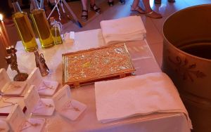 Κιβωτός του Κόσμου: Οι ομαδικές βαφτίσεις από τον πατέρα Αντώνιο με νονά την πρεσβυτέρα