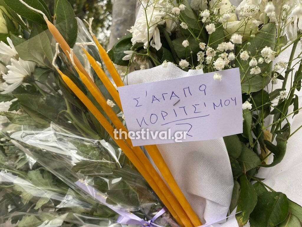 Λουλούδια και κεράκια στο σημείο που σκοτώθηκε η 21χρονη στη Θεσσαλονίκη