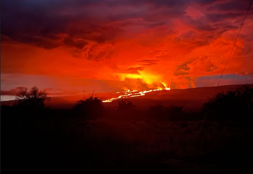 Μάουνα Λόα: Εντυπωσιακές εικόνες από την έκρηξη στο μεγαλύτερο ενεργό ηφαίστειο στον κόσμο