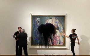 Ξαναχτύπησαν ακτιβιστές για το κλίμα  – Πέταξαν μαύρο υγρό σε πίνακα του Κλιμτ