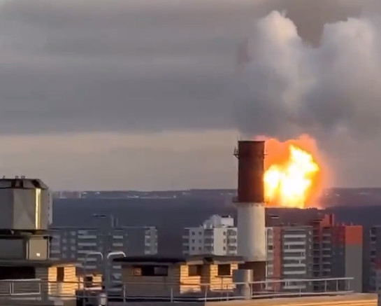 Ισχυρή έκρηξη κοντά στην Αγία Πετρούπολη – Βίντεο από τη μεγάλη φωτιά που ξέσπασε