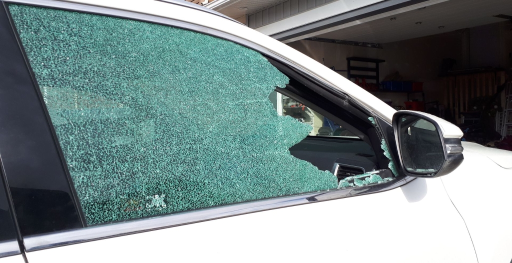 Του διέλυσε το αυτοκίνητο επειδή δεν ανταποκρινόταν στον έρωτά της