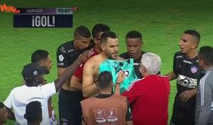 Απίστευτο λάθος από πρώην παίκτη της ΑΕΛ σε αγώνα στην Κολομβία