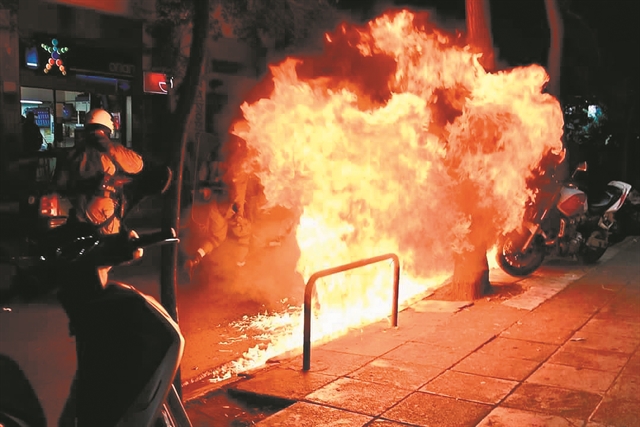 Νέα παιχνίδια με τη δημοκρατία