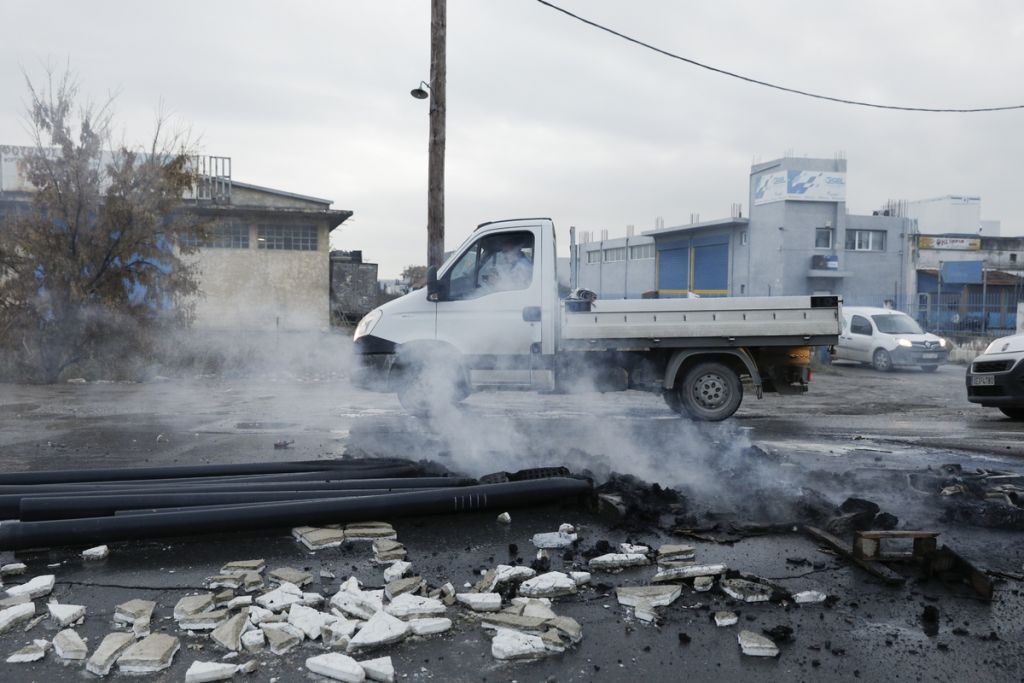 Χαλάνδρι: Ρομά έβαλαν φωτιά σε λάστιχα και κάδους