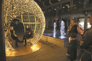 Οι πεζόδρομοι με τα χρυσά στολίδια και ο απίστευτος συνωστισμός…