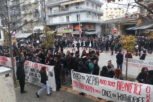 Θεσσαλονίκη: Σήμερα απολογείται ο αστυνομικός για τον πυροβολισμό στον 16χρονο εν μέσω κλοιού Ρομά στο Δικαστικό Μέγαρο