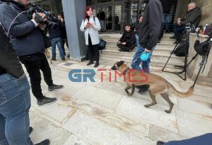 Δικαστήρια Θεσσαλονίκης: Τηλεφώνημα για βόμβα ενώ απολογείται ο αστυνομικός για τον 16χρονο