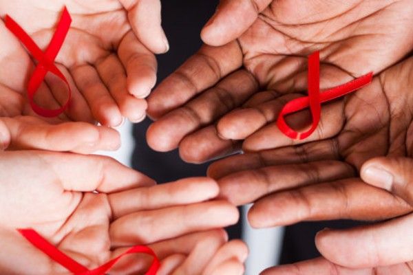 Πότε και πώς η κόκκινη κορδέλα έγινε σύμβολο κατά του Aids