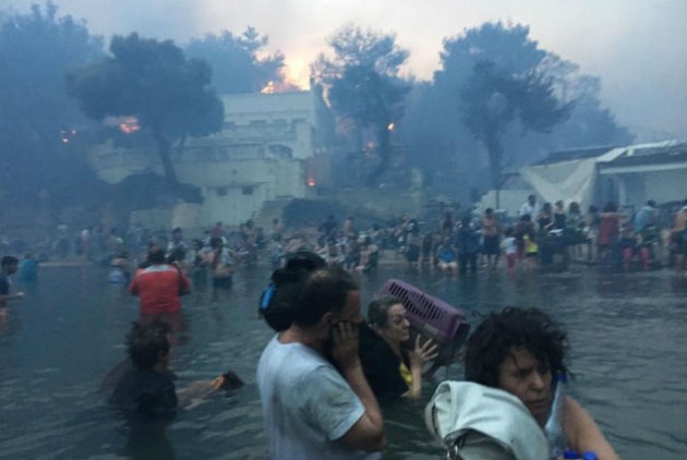Δίκη για Μάτι: Νέες συγκλονιστικές καταθέσεις - «Κολυμπούσαμε 5 ώρες... Η βοήθεια ήρθε από ένα καΐκι» | tanea.gr