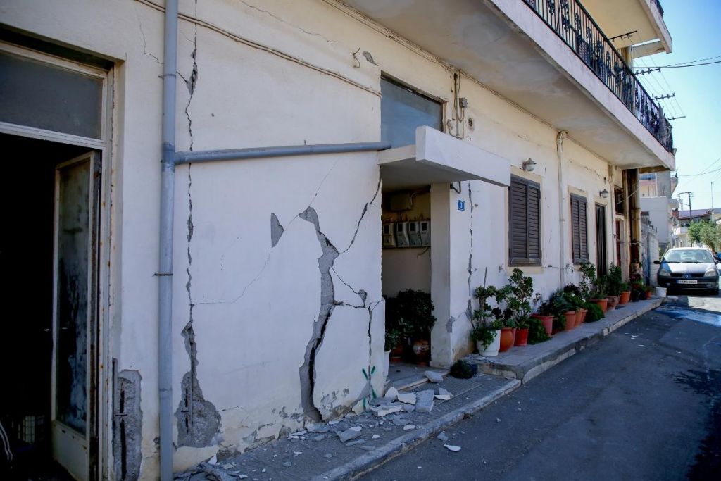 Σεισμός στην Εύβοια: Ζημιές σε παλιά σπίτια μετά τα 4,9 Ρίχτερ στα Ψαχνά