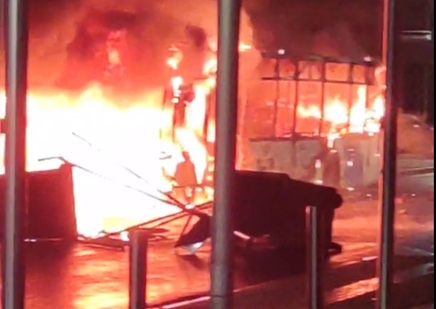Ρομά πυρπόλησαν λεωφορείο στο Μενίδι – Σοβαρά επεισόδια