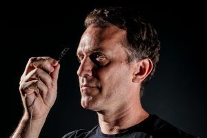 Τσιπ στον εγκέφαλο: Γιατί τα χρηματοδοτούν Γκέιτς και Μπέζος