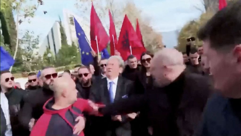 Αλβανία: Γρονθοκόπησαν τον Σαλί Μπερίσα σε αντικυβερνητική διαδήλωση