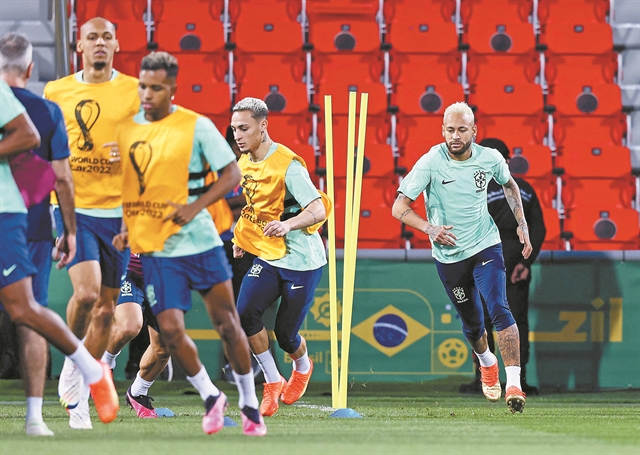 Ας κρατήσουν οι χοροί