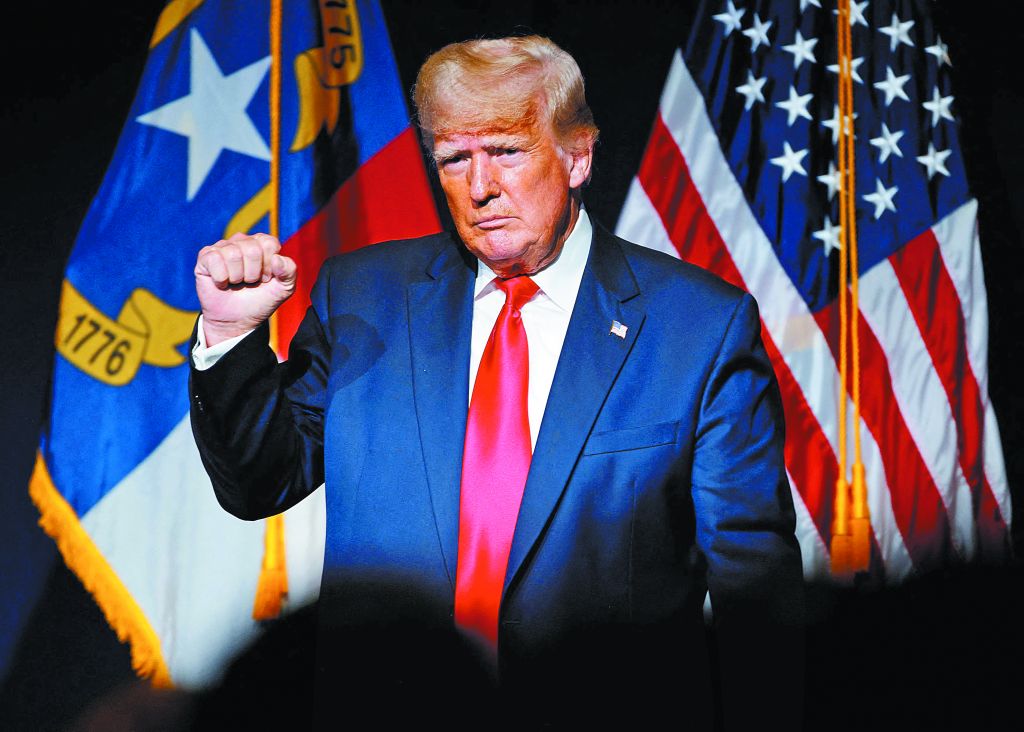 Στριμωγμένος ο Τραμπ, καραδοκεί ο Ντε Σάντις