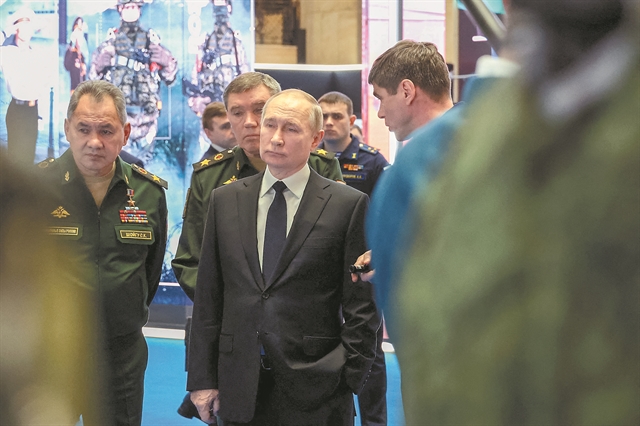 Υποσχέθηκε να δώσει στον στρατό λεφτά, πυρηνικά αλλά και… τιμωρίες