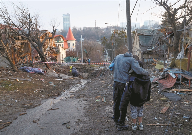 Ζητωκραύγαζαν από τα μπαλκόνια τις καταρρίψεις ρωσικών drones