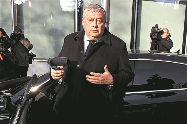 «Του έδωσα έως 140.000 ευρώ μέσα σε χαρτοσακούλες»