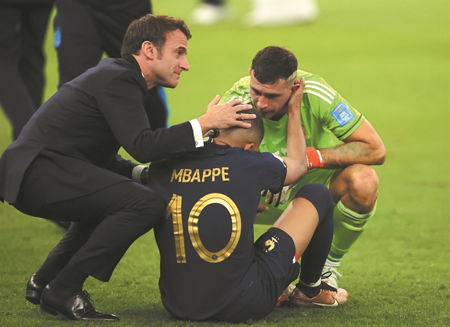 Τα απανωτά φάουλ και η ανύπαρκτη       φινέτσα του προέδρου στο Κατάρ