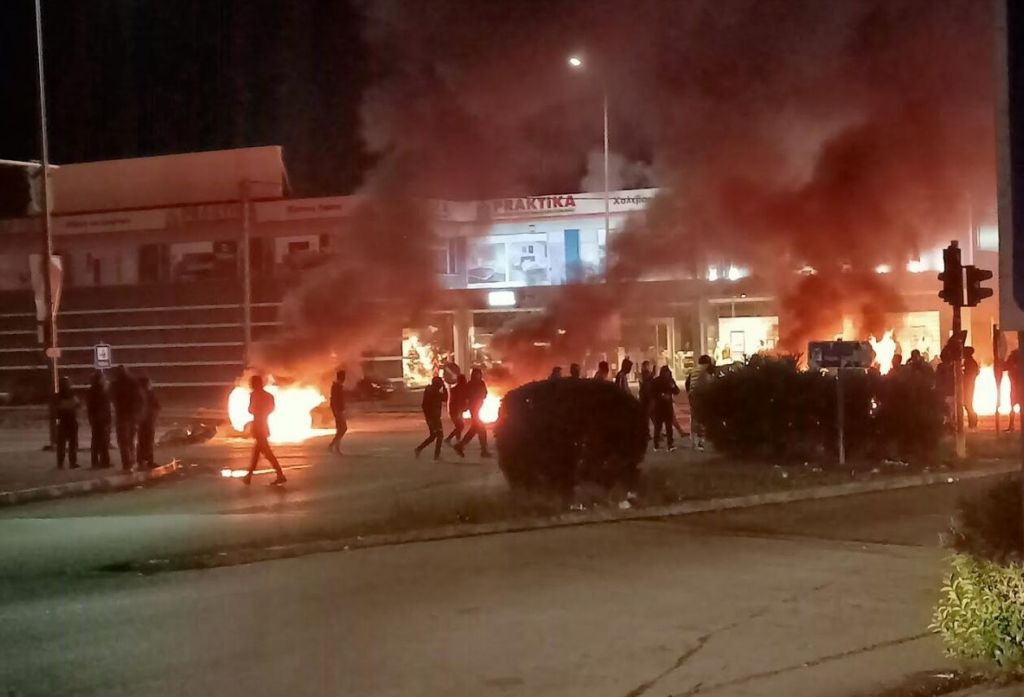 Νύχτα ταραχών στη Δ. Αττική: Πυροβολισμοί, συμπλοκές, φωτιές – Ένταση σε κοινότητες Ρομά