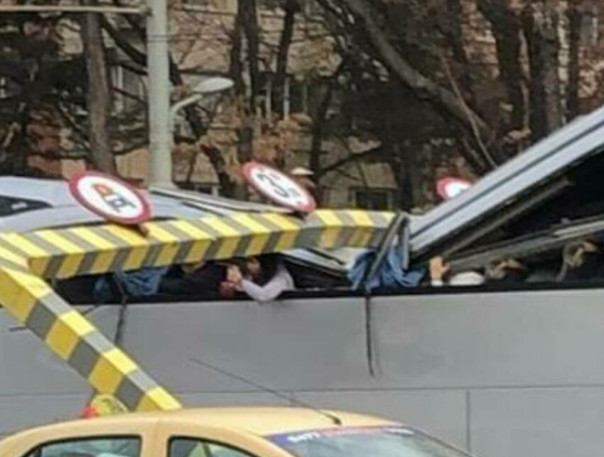 Ρουμανία: Πάνω σε μπάρα ελέγχου ύψους έπεσε το τουριστικό λεωφορείο με τους Ελληνες