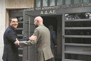 Σύγκρουση κορυφής και για τις αλλαγές στην ΕΥΠ