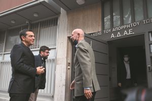 Στα «χαρακώματα» ξανά για τις παρακολουθήσεις