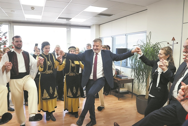 Στο μπαλκόνι του παρέα με τον Κέρσο